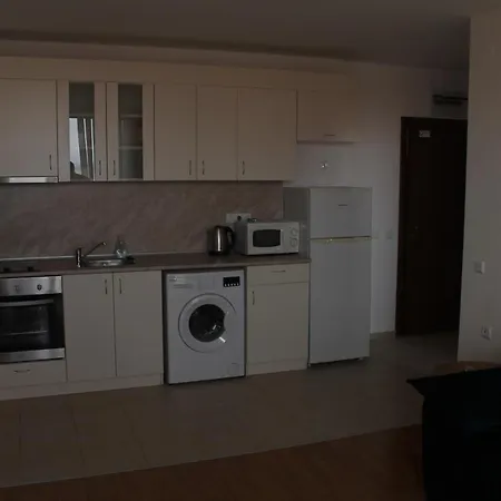 Апартаменты Large 2 Bedroom Apartment With Balcony Солнечный берег