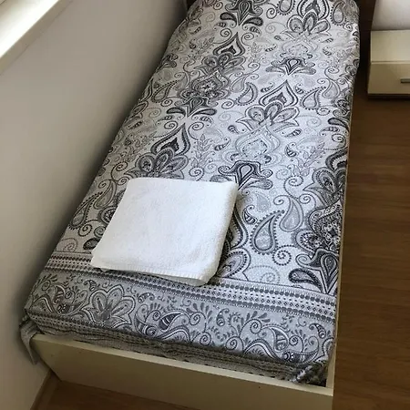 Large 2 Bedroom Apartment With Balcony *
