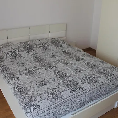 Large 2 Bedroom Apartment With Balcony Апартаменты *
